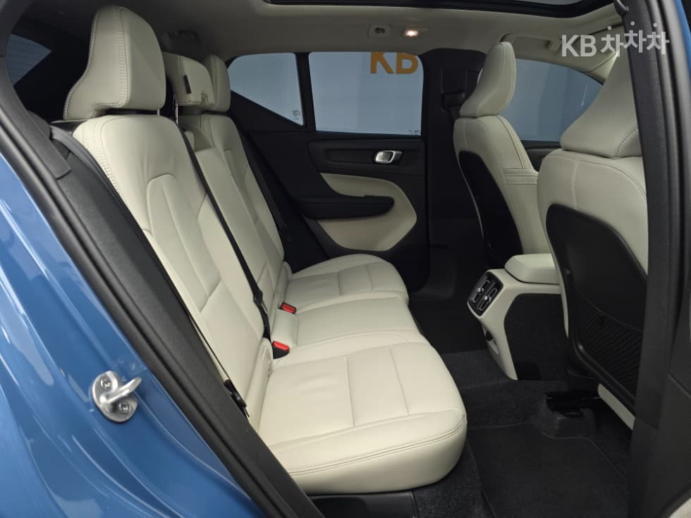Volvo XC40B4 AWD Ultra Bright - 11