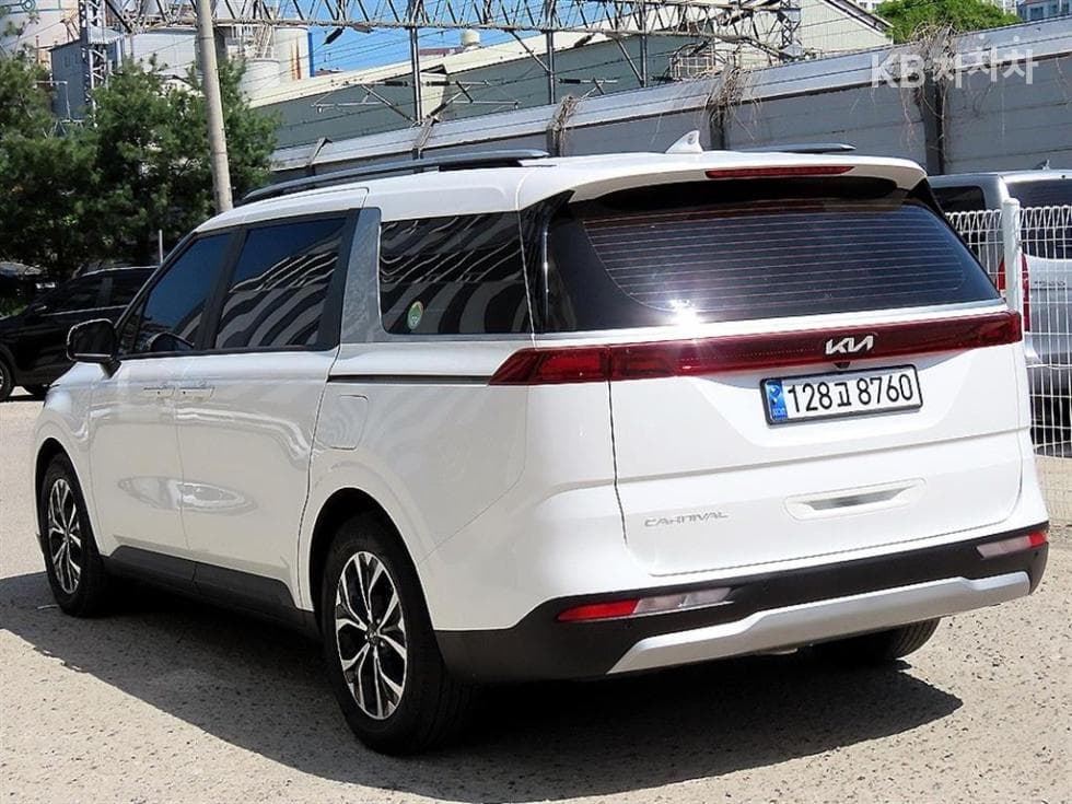 Kia Carnival 4th generationD2.2 9-seater Prestige - 3