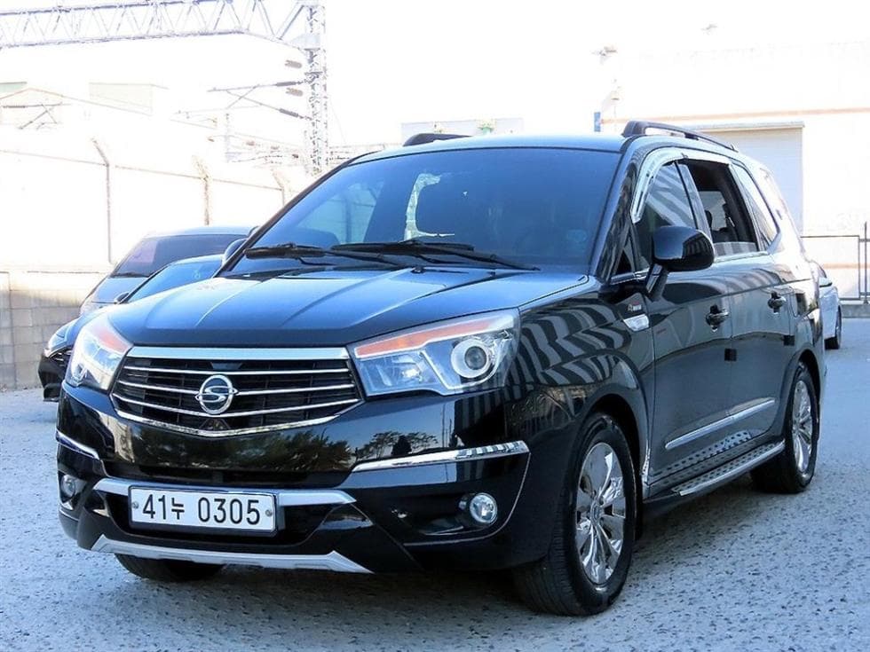 KG Mobility 코란도 투리스모 9-seater 4WD TX - Image 1