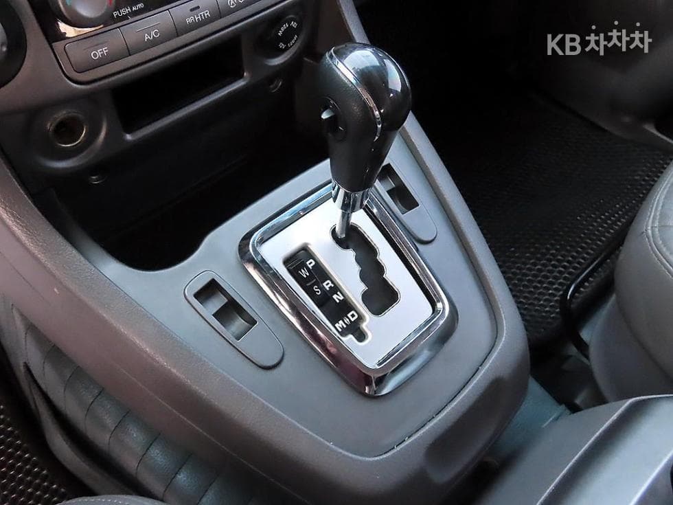 KG Mobility 코란도 투리스모9-seater 4WD TX - 10