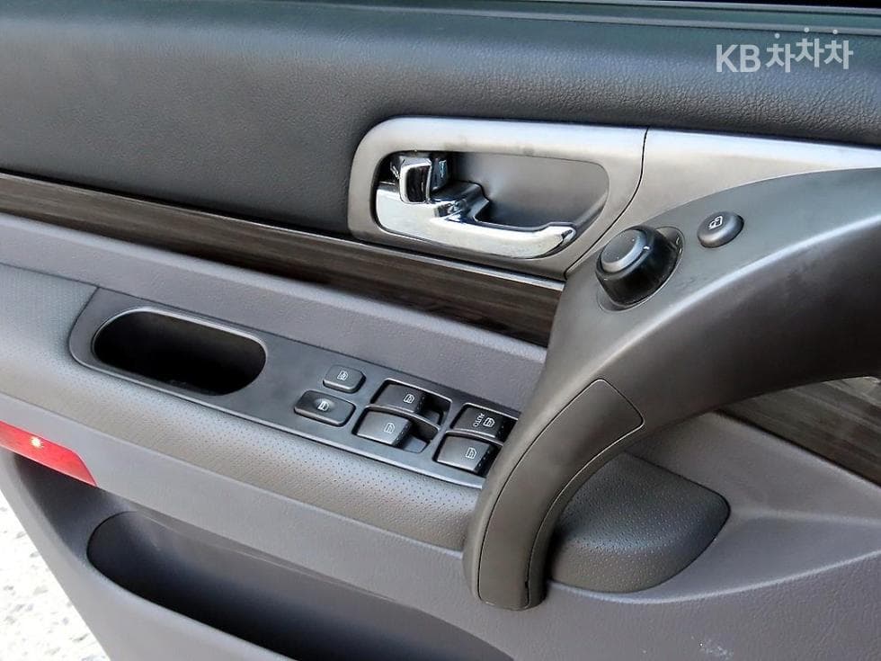 KG Mobility 코란도 투리스모9-seater 4WD TX - 11