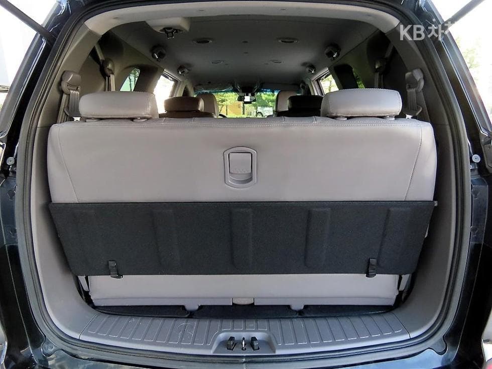 KG Mobility 코란도 투리스모9-seater 4WD TX - 16