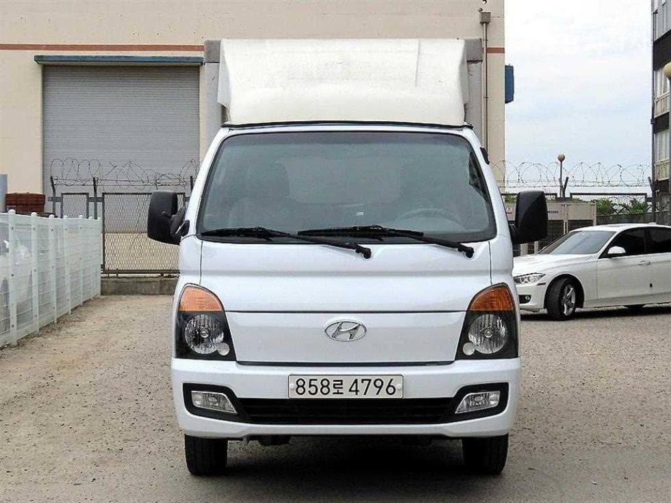 Hyundai Porter 2 Extra Long Super Cab CRDi DLX Standard - Image 1