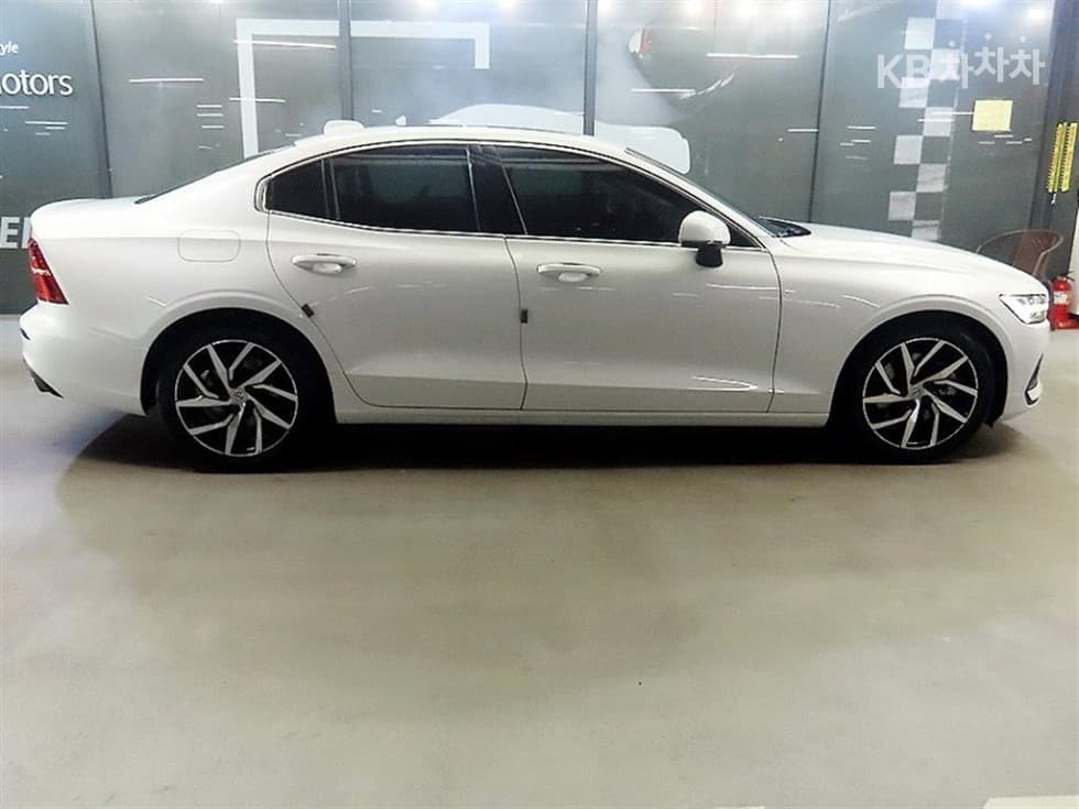 Volvo S60 3rd Gen2.0 T5 Momentum - 3