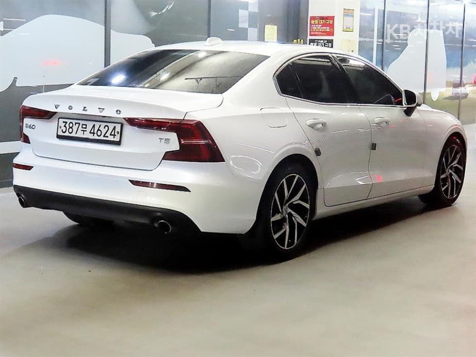 Volvo S60 3rd Gen2.0 T5 Momentum - 4