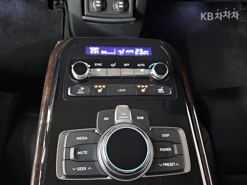 Genesis EQ9003.8 GDI AWD Premium Luxury - 17