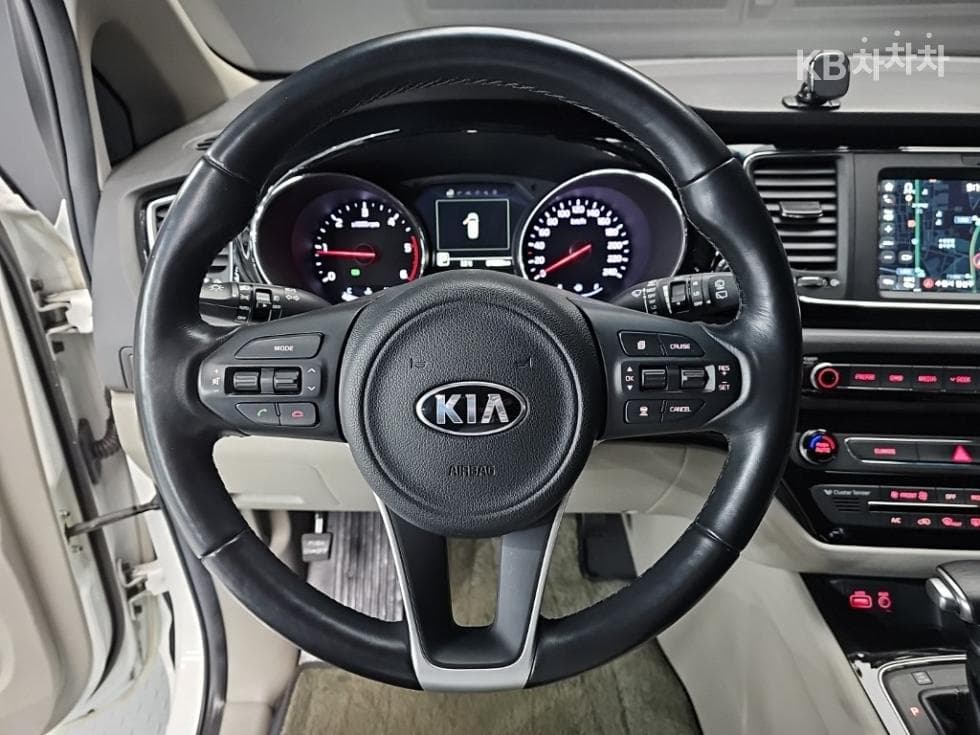 Kia All New Carnival9-seater 2.2 Diesel Noblesse - 9