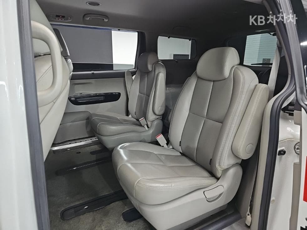 Kia All New Carnival9-seater 2.2 Diesel Noblesse - 12
