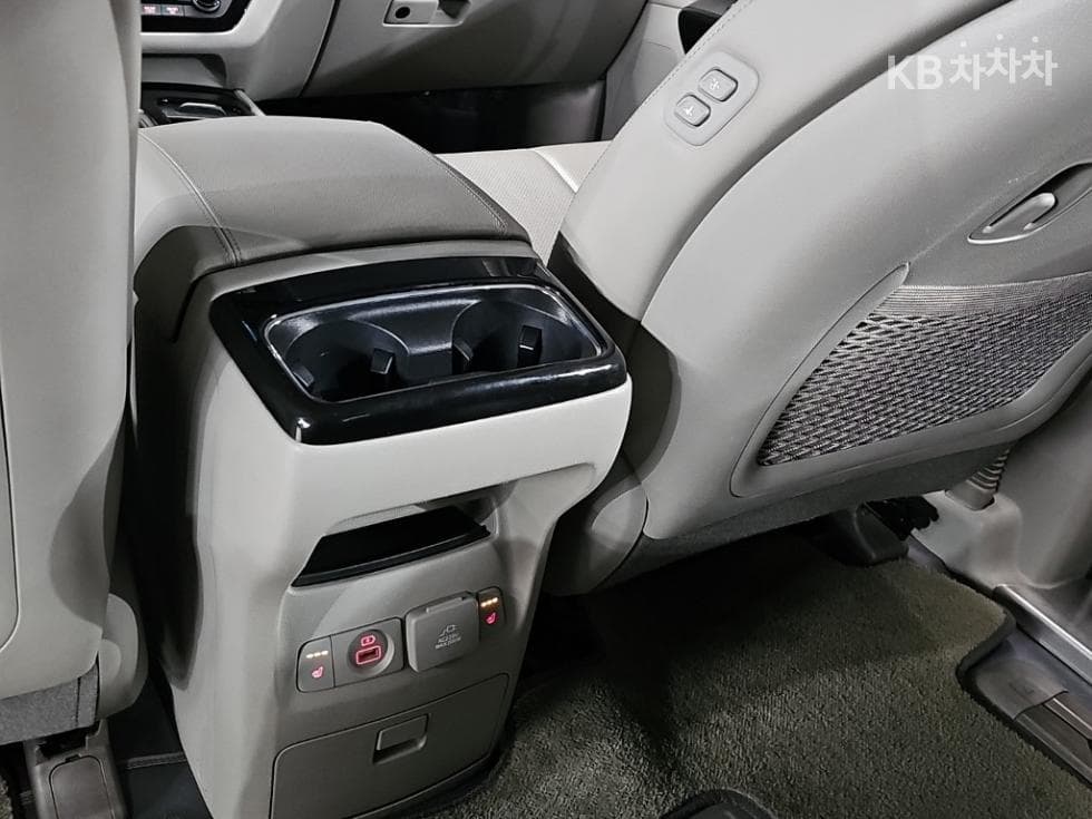 Kia All New Carnival9-seater 2.2 Diesel Noblesse - 14