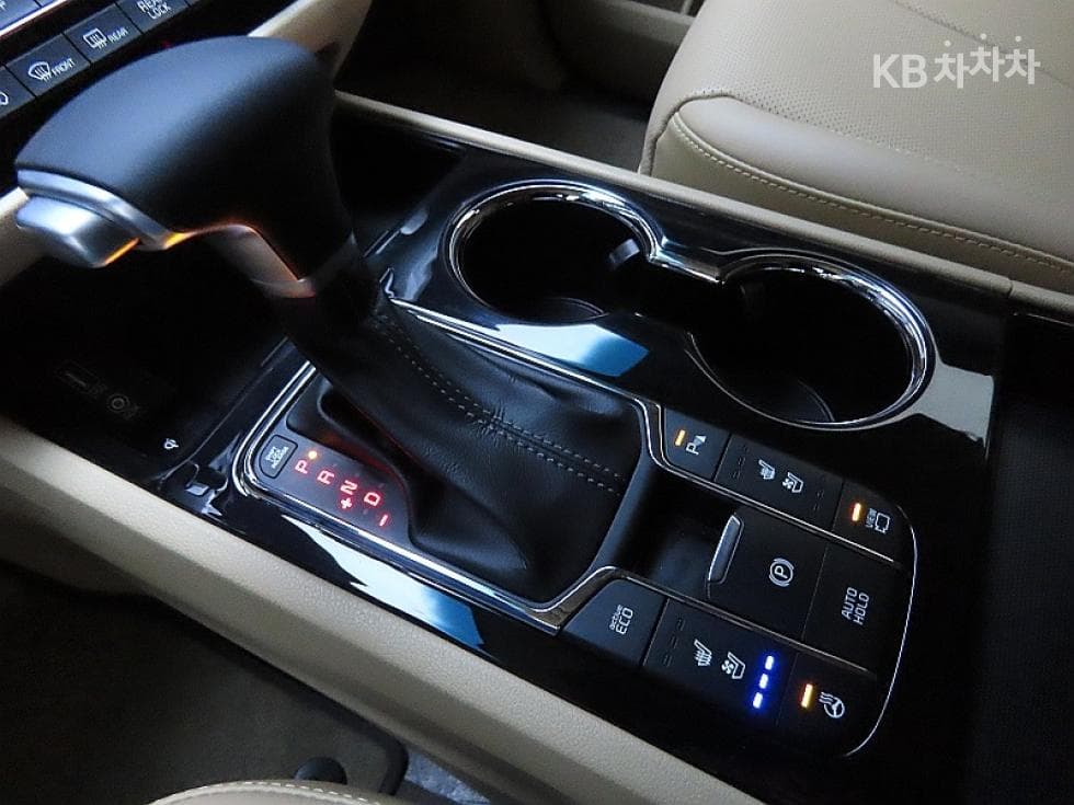 Kia The New (facelift) Carnival9-seater 3.3 Gasoline Noblesse Special (special feature/edition) - 9