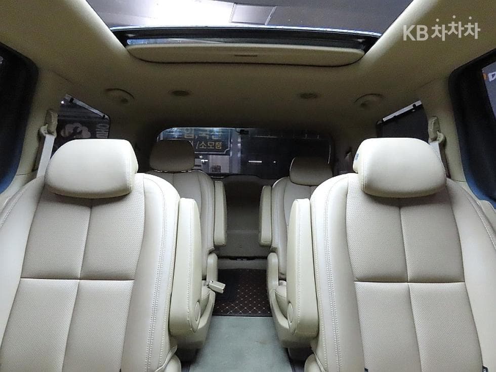 Kia The New (facelift) Carnival9-seater 3.3 Gasoline Noblesse Special (special feature/edition) - 12