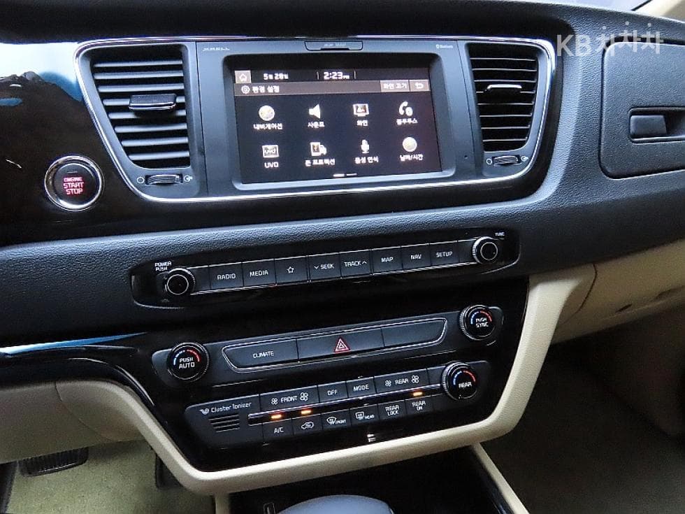 Kia The New (facelift) Carnival9-seater 3.3 Gasoline Noblesse Special (special feature/edition) - 17