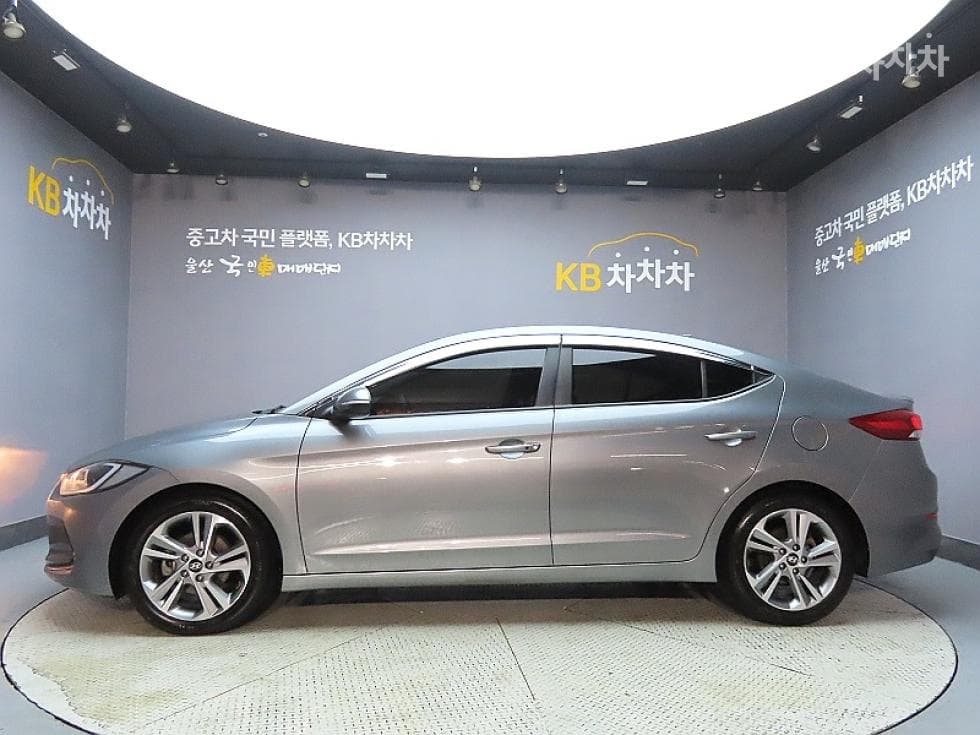 Hyundai Avante (Elantra)AD1.6 GDi Value Plus - 5