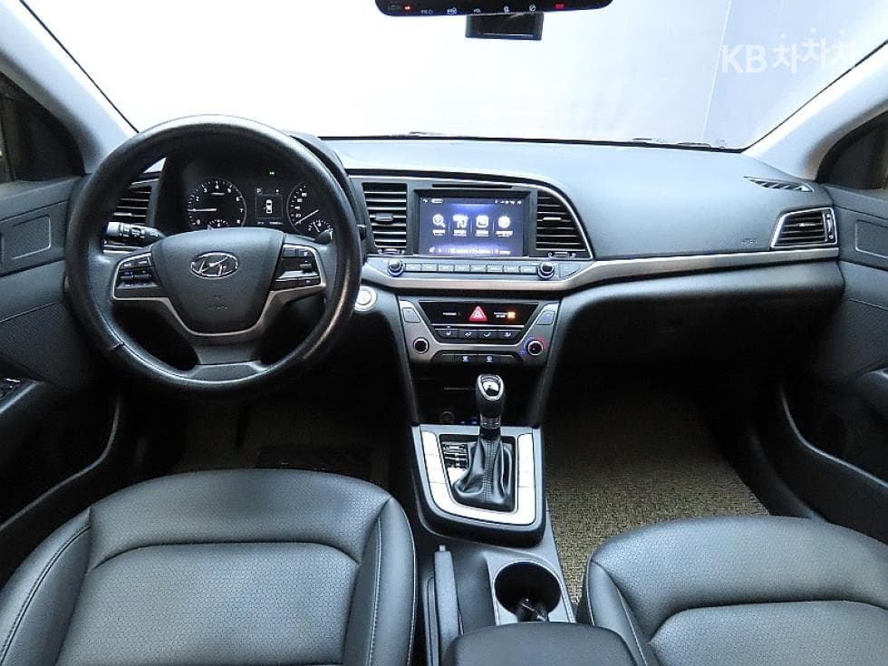 Hyundai Avante (Elantra)AD1.6 GDi Value Plus - 6