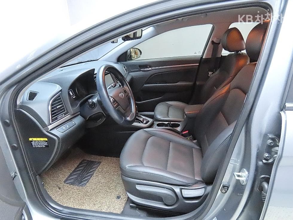 Hyundai Avante (Elantra)AD1.6 GDi Value Plus - 10