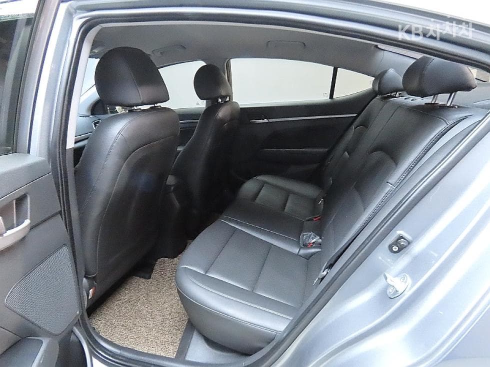 Hyundai Avante (Elantra)AD1.6 GDi Value Plus - 11