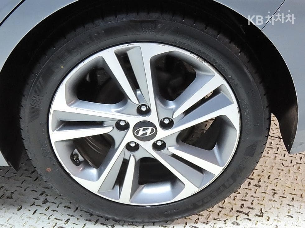 Hyundai Avante (Elantra)AD1.6 GDi Value Plus - 20