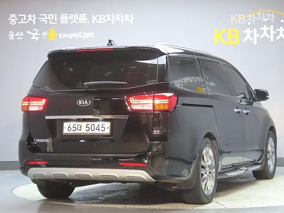 Kia All New Carnival9-seater 2.2 Diesel Prestige - 2