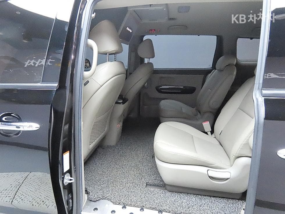 Kia All New Carnival9-seater 2.2 Diesel Prestige - 11