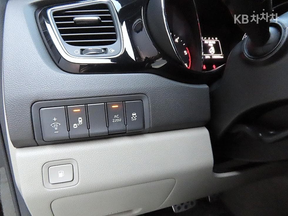 Kia All New Carnival9-seater 2.2 Diesel Prestige - 13