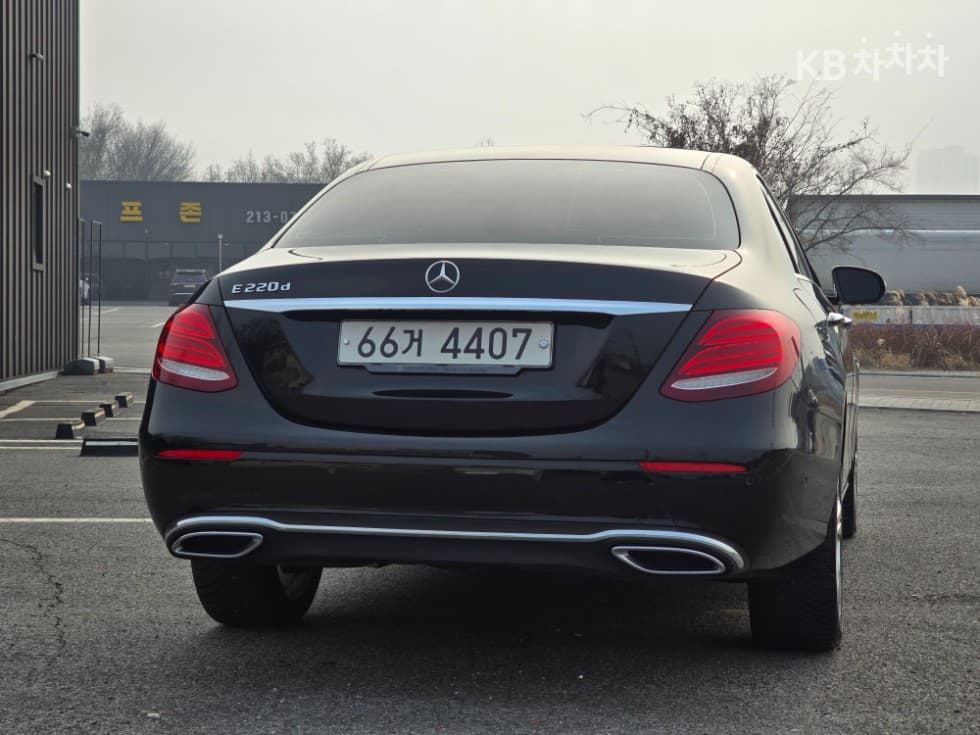 Mercedes-Benz E-Class (W213)E220d Avantgarde - 2
