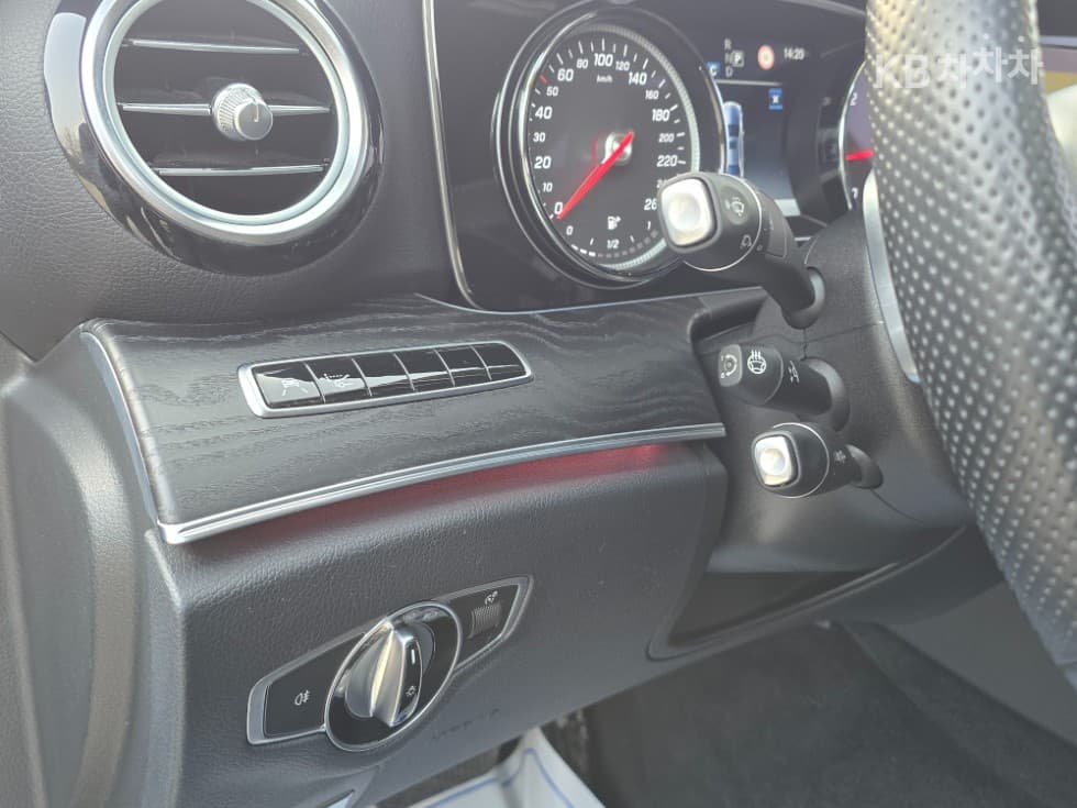 Mercedes-Benz E-Class (W213)E220d Avantgarde - 11