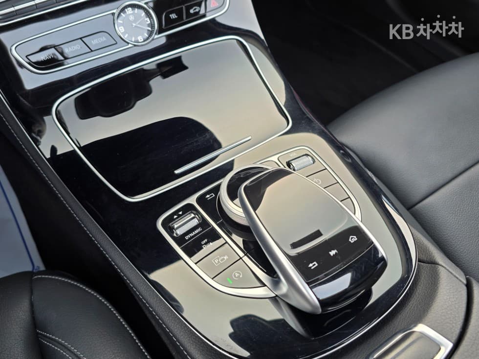 Mercedes-Benz E-Class (W213)E220d Avantgarde - 14