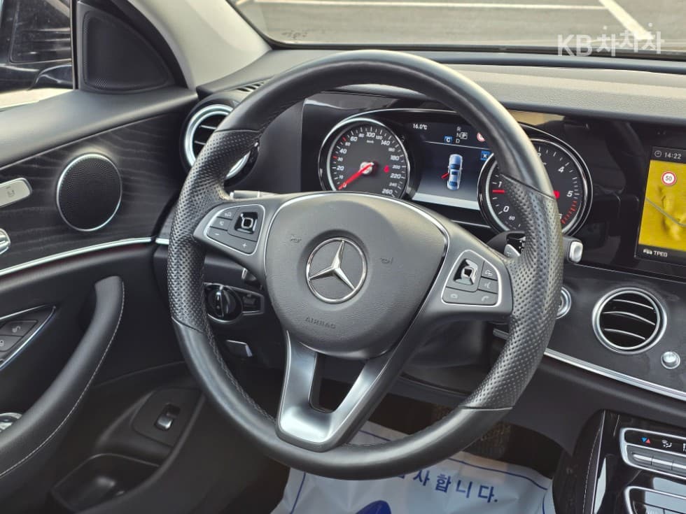 Mercedes-Benz E-Class (W213)E220d Avantgarde - 17