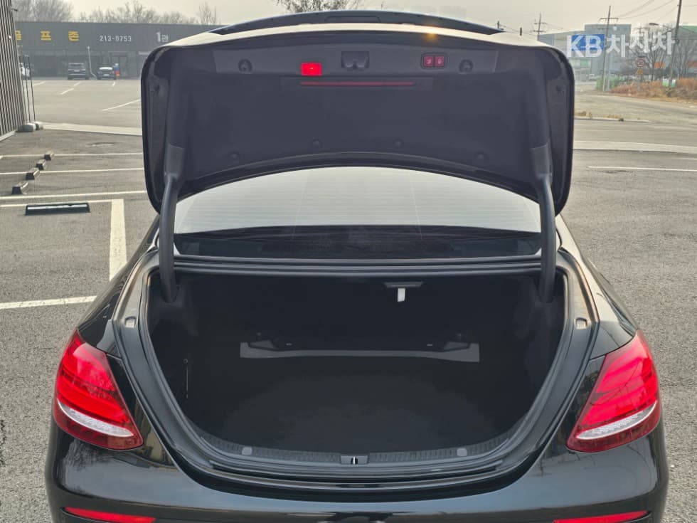 Mercedes-Benz E-Class (W213)E220d Avantgarde - 18