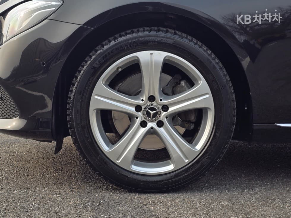 Mercedes-Benz E-Class (W213)E220d Avantgarde - 19