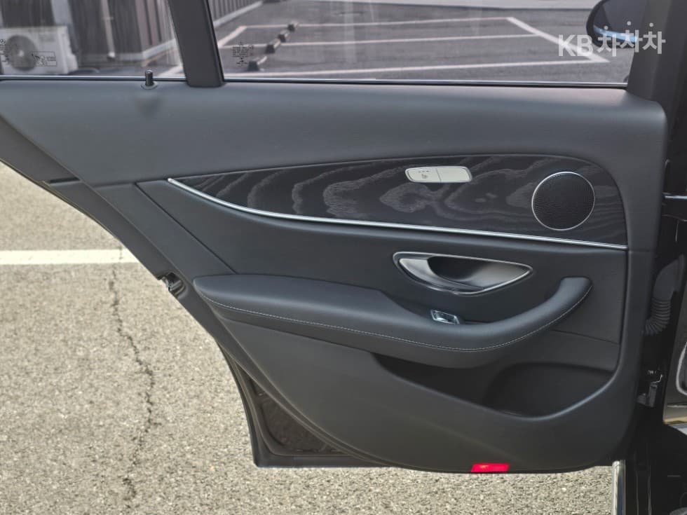 Mercedes-Benz E-Class (W213)E220d Avantgarde - 22