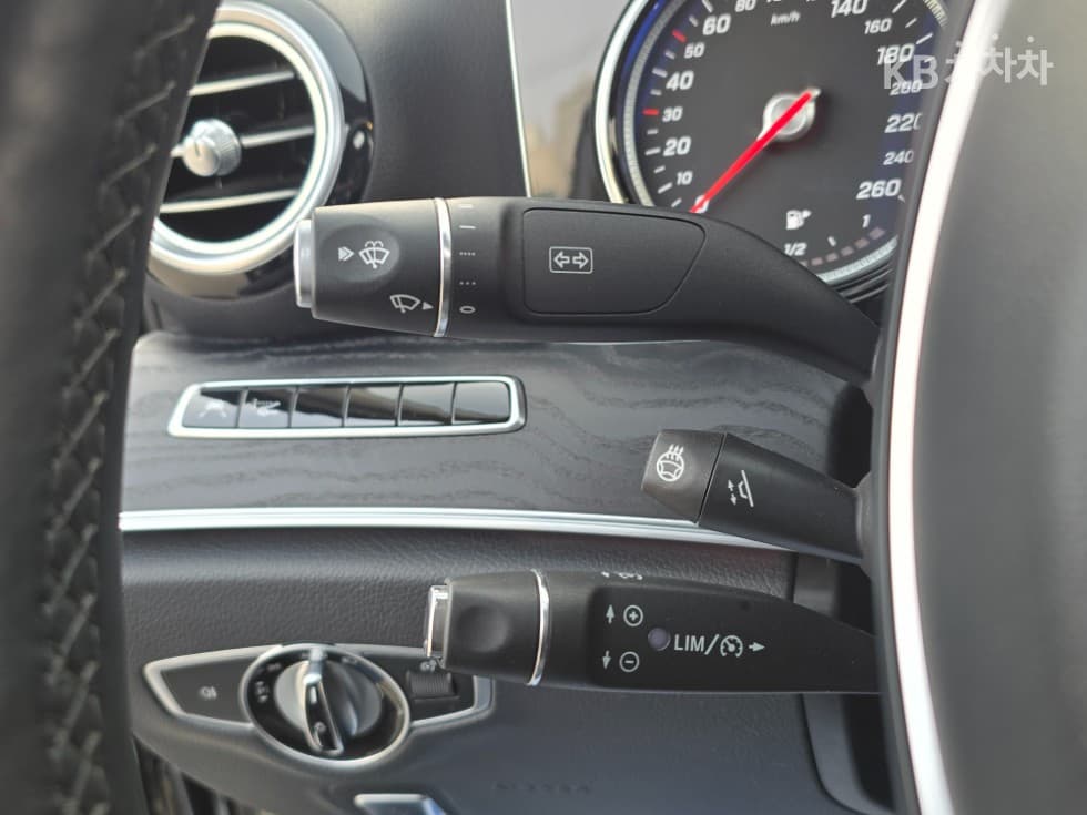 Mercedes-Benz E-Class (W213)E220d Avantgarde - 23