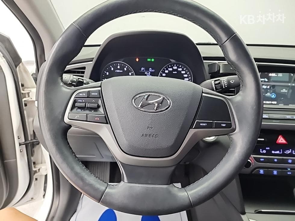 Hyundai Avante (Elantra)AD1.6 GDi Smart Special (special feature/edition) - 9