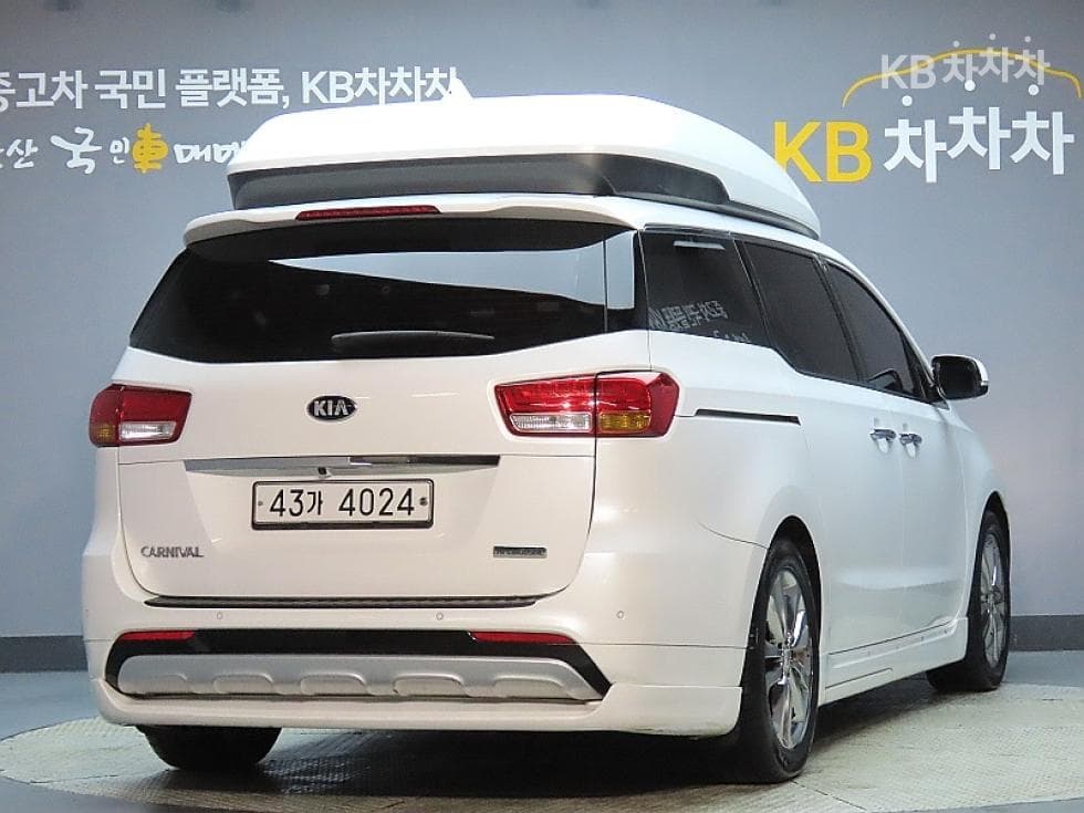 Kia All New Carnival9-seater 2.2 Diesel High Limousine (Carnival) Noblesse - 2
