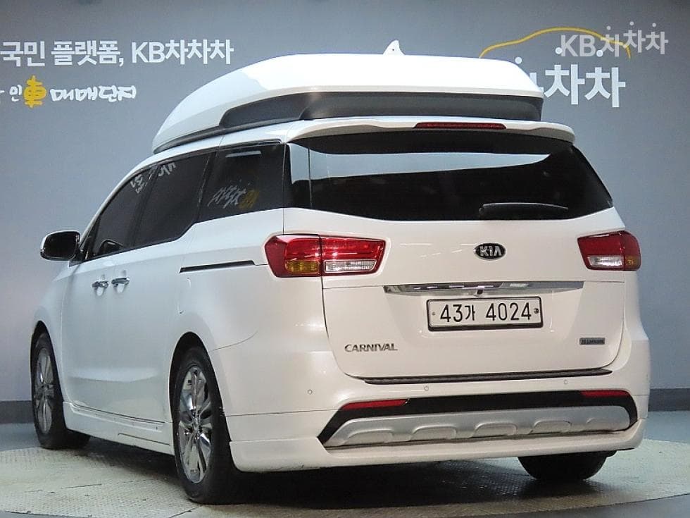 Kia All New Carnival9-seater 2.2 Diesel High Limousine (Carnival) Noblesse - 4