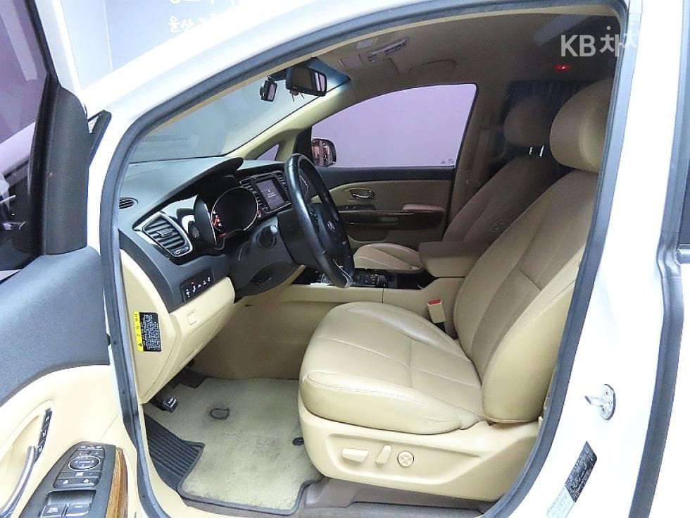Kia All New Carnival9-seater 2.2 Diesel High Limousine (Carnival) Noblesse - 10