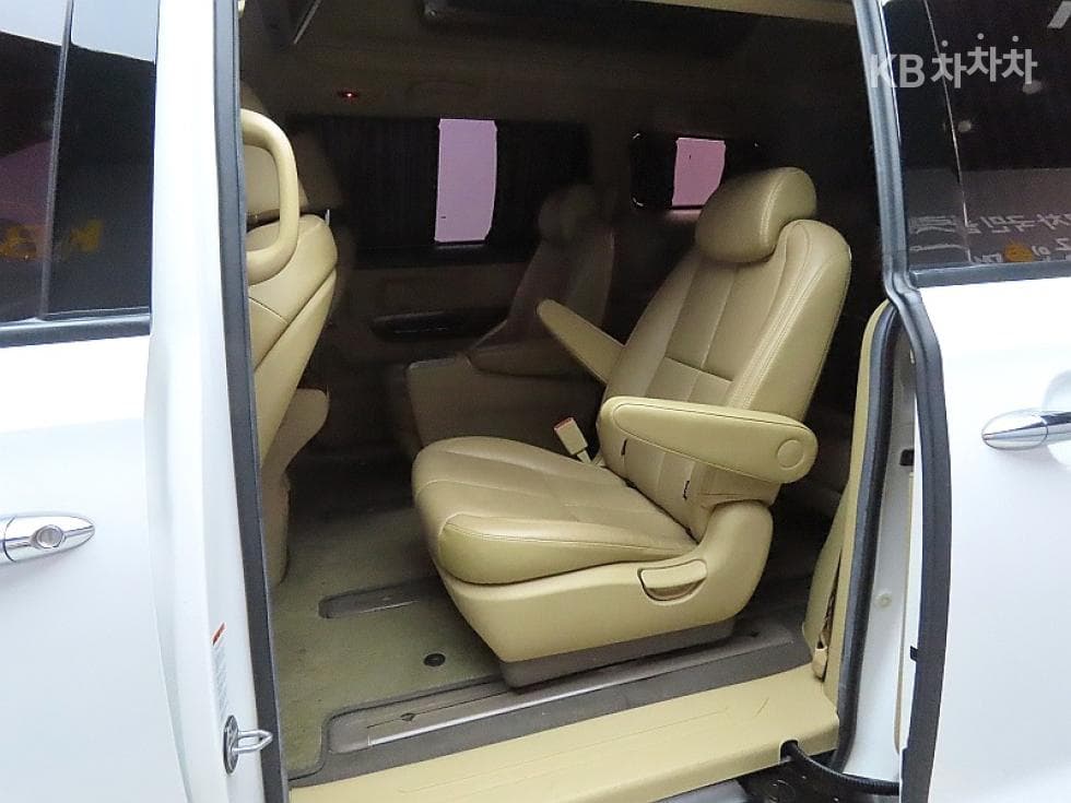 Kia All New Carnival9-seater 2.2 Diesel High Limousine (Carnival) Noblesse - 11