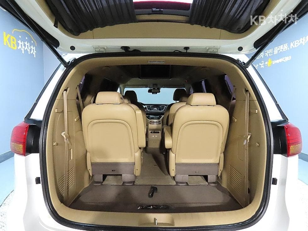 Kia All New Carnival9-seater 2.2 Diesel High Limousine (Carnival) Noblesse - 19