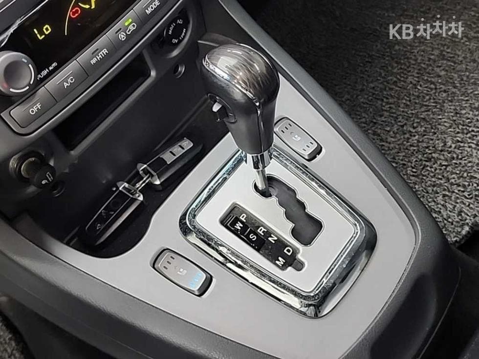 KG Mobility 코란도 투리스모9-seater 4WD TX - 8