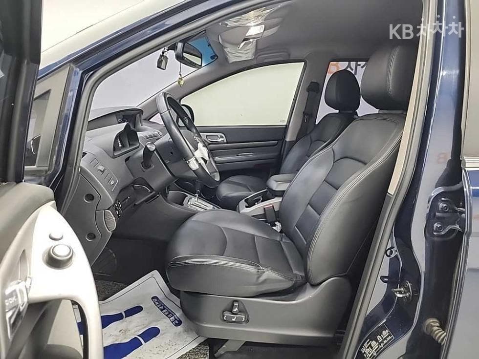 KG Mobility 코란도 투리스모9-seater 4WD TX - 11