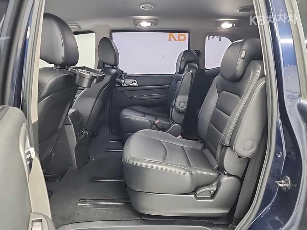 KG Mobility 코란도 투리스모9-seater 4WD TX - 12