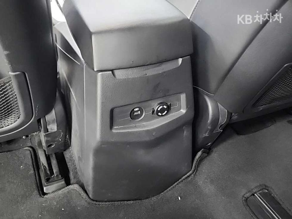 KG Mobility 코란도 투리스모9-seater 4WD TX - 13