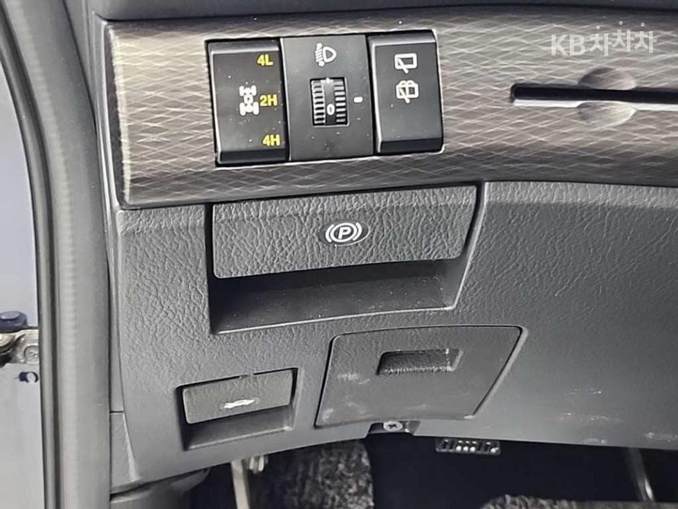 KG Mobility 코란도 투리스모9-seater 4WD TX - 18