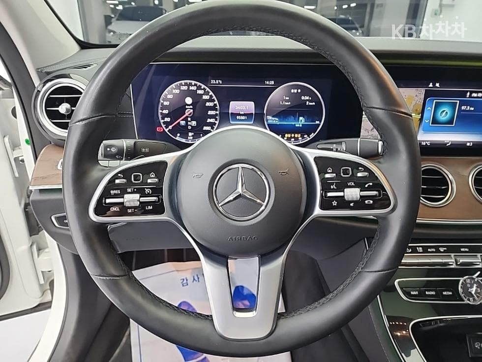 Mercedes-Benz E-Class (W213)E300 Exclusive - 9