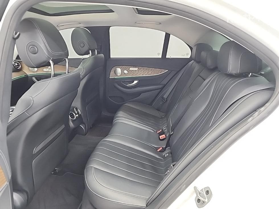 Mercedes-Benz E-Class (W213)E300 Exclusive - 12