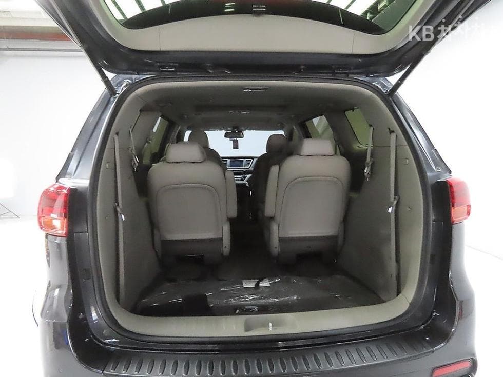 Kia The New (facelift) Carnival9-seater 2.2 Diesel Noblesse Special (special feature/edition) - 8