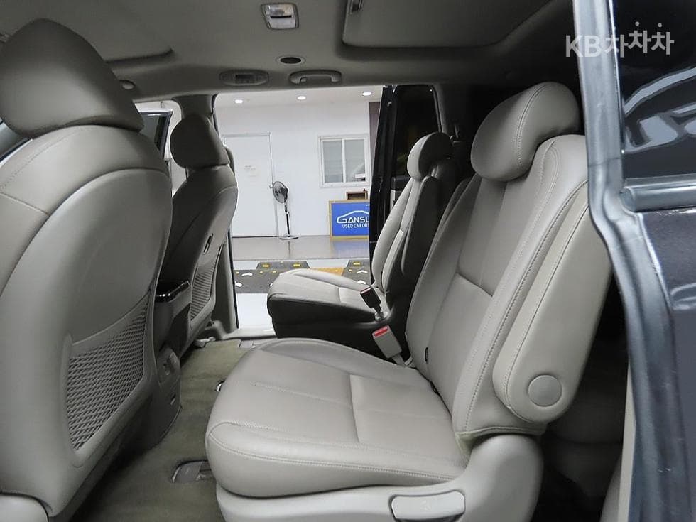 Kia The New (facelift) Carnival9-seater 2.2 Diesel Noblesse Special (special feature/edition) - 9