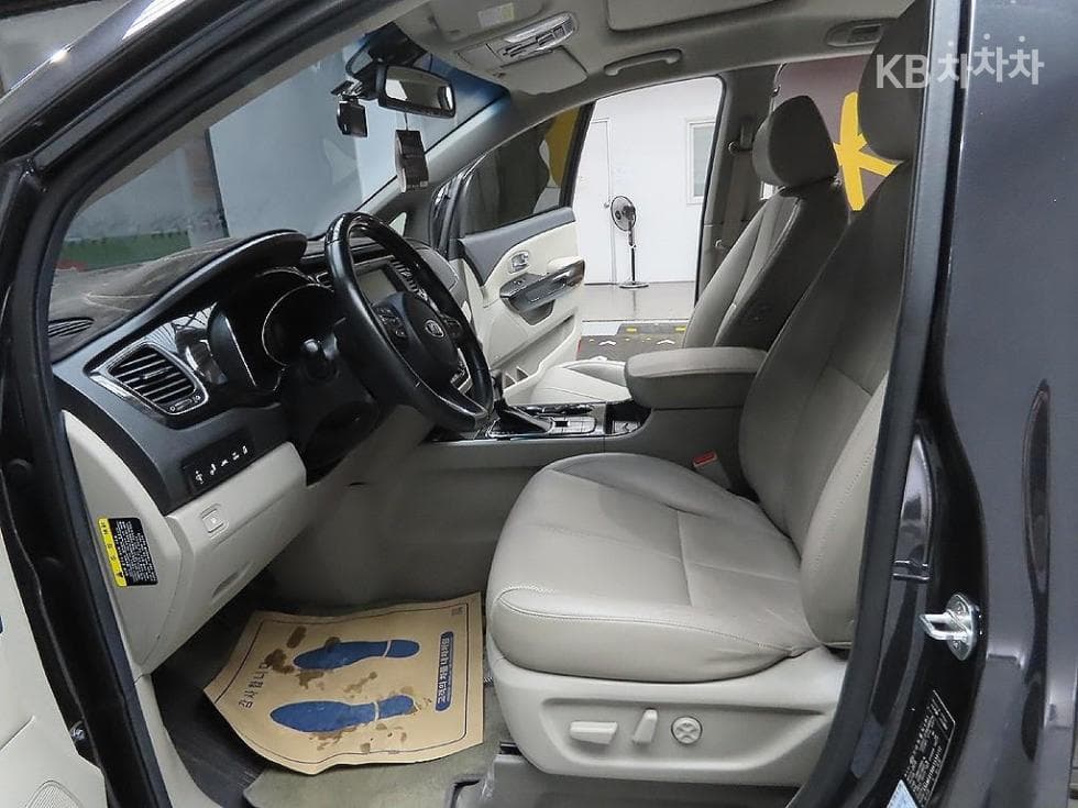 Kia The New (facelift) Carnival9-seater 2.2 Diesel Noblesse Special (special feature/edition) - 12