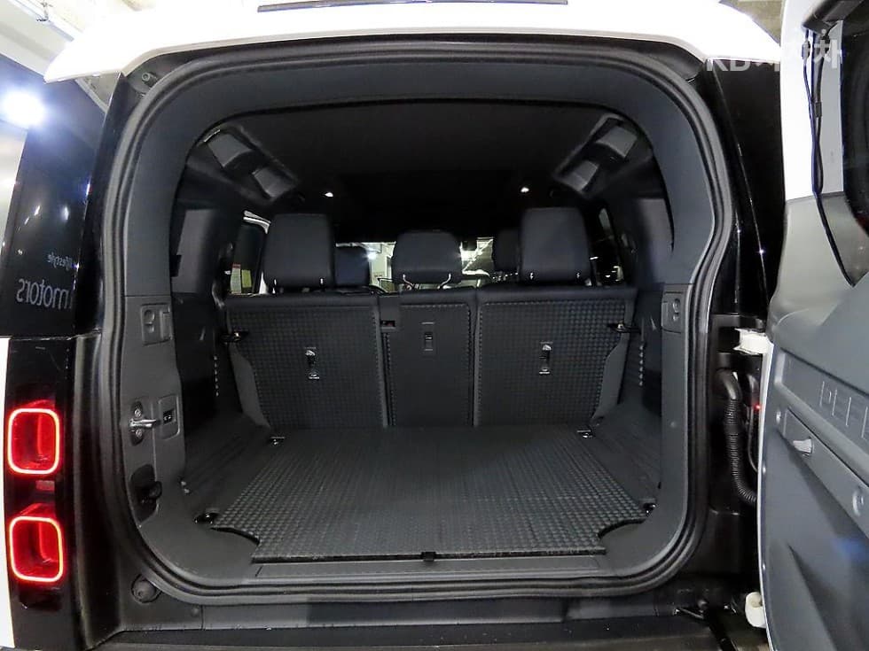 Land Rover 디펜더(L663)110 P300 X-DYN SE - 17