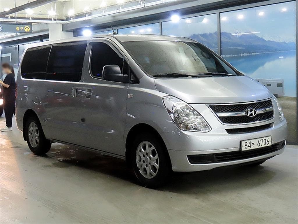 Хюндай Гранд Старекс 3Местен승 Ван CVX Deluxe - Image 1